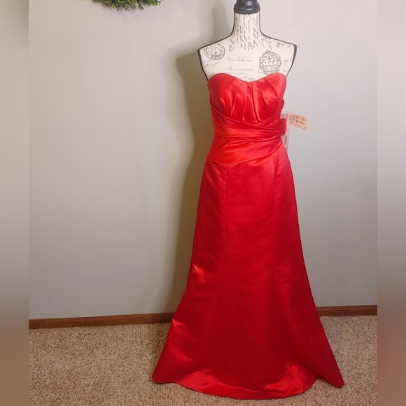 NWT Belsoie Red Satin Sweetheart Strapless Full Length Dress 8 - Picture 1 of 8